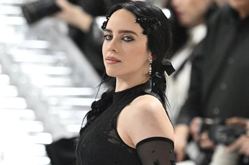 Η Μπίλι Άιλις μεταμορφώνεται σε ''Barbie'' για το καινούργιο της τραγούδι