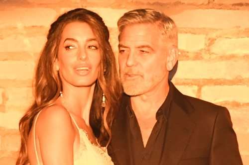 Βενετία: Ο Τζορτζ Κλούνεϊ φαίνεται πιο γοητευμένος από ποτέ με την Αμάλ καθώς βραβεύεται από το DVF