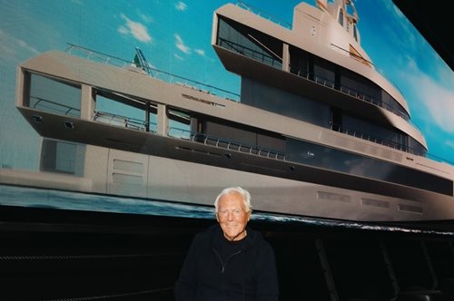 Έχω και κότερο Armani- πάμε μια βόλτα;