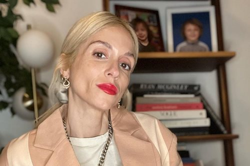 Σοφία Καρβέλα: Το κομψό look που απέδειξε ότι το λευκό είναι το νέο χρώμα του φθινοπώρου