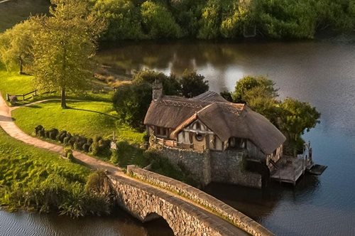 Τα σπίτια των Χόμπιτ στη Νέα Ζηλανδία αναμένουν νέους ιδιοκτήτες