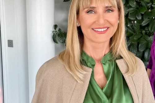 Μάρα Ζαχαρέα: Η chic εμφάνιση στο θέατρο, με σκούρο μπλε κοστούμι στο πλευρό της Νατάσας Παζαΐτη