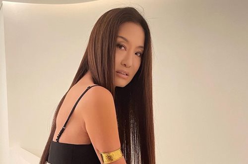 Βέρα Γουάνγκ: Ο μυστικός συνδυασμός ομορφιάς που ακολουθεί για την αιώνια νεότητα στα 74