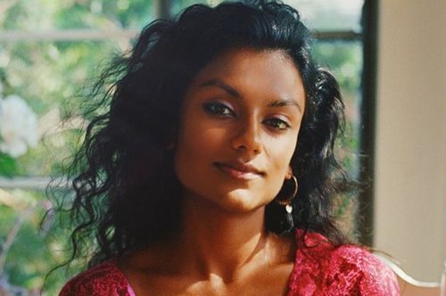 Η Σιμόν Άσλεϊ στο χρώμα της σαμπάνιας