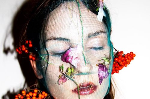 Καρφιά και κρύσταλλοι: στην Φινλανδή σχεδιάστρια Μόδας Jenny Hytönen το βραβείο Festival d’Hyères!