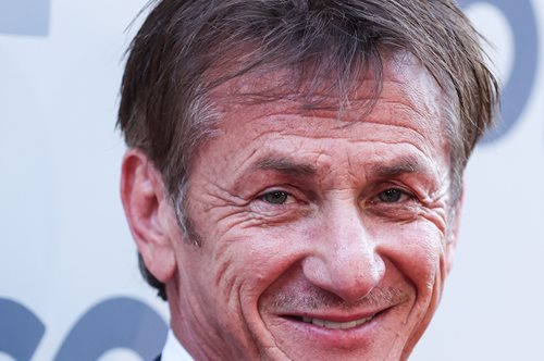 Σον Πεν| Με το εμβληματικό βραβείο 