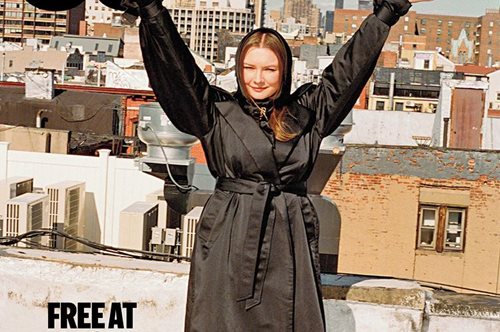 Η Άννα Σορόκιν στην πρώτη συνέντευξη της εκτός φυλακής- λεπτομέρεια: το ηλεκτρονικό βραχιόλι κράτησης