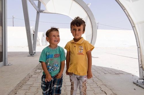 Σκηνές- σχολικές τάξεις για εκτοπισμένα παιδιά σχεδίασαν το αρχιτεκτονικό γραφείο Zaha Hadid Architects