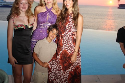 Και η Τζέσικα Άλμπα κάνει διακοπές στη Μύκονο με την οικογένεια της