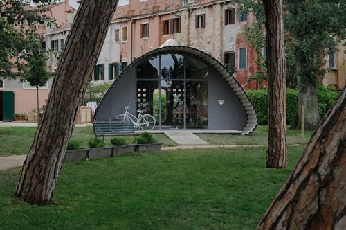 Κατοικία για εκτοπισμένους παρουσίασε στην Μπιενάλε Αρχιτεκτονικής της Βενετίας ο Norman Foster