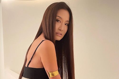 Η Βέρα Γουάνγκ γίνεται 75 χρονών και μοιράζεται μια σπάνια φωτογραφία από τα παιδικά της χρόνια