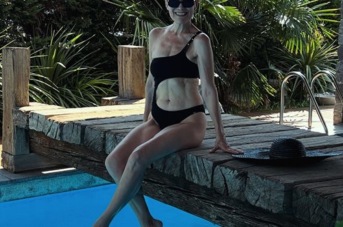 Η Κωνσταντίνα Μιχαήλ φοράει το απόλυτα σέξι μαγιό με cut outs κι απολαμβάνει το καλοκαίρι