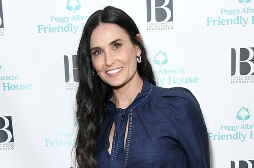 Η Ντέμι Μουρ κάνει διακοπές στην Ελλάδα και την αποθεώνει