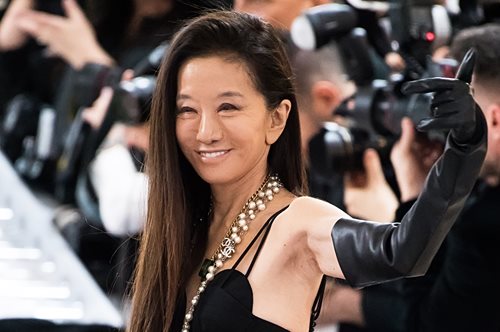 Η Βέρα Γουάνγκ είναι επίσημα ο θηλυκός Μπέντζαμιν Μπάτον- Η φωτογραφία με το λευκό μαγιό που ξετρέλανε τους followers της