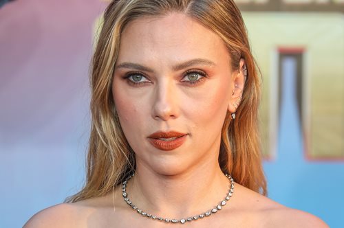 Λαμπερή στο Λονδίνο: Η Σκάρλετ Γιόχανσον μαγνήτισε με την εμφάνιση της στην πρεμιέρα της νέας της ταινίας