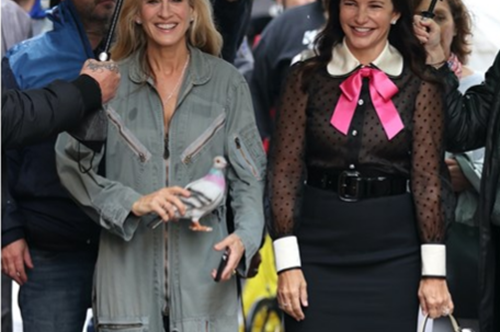 ‘And Just Like That’: Οι πρώτες φωτογραφίες από τα γυρίσματα του δεύτερου κύκλου της σειράς