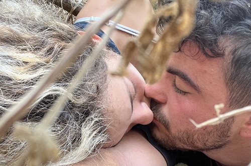 Η Κατερίνα Διδασκάλου συγκινεί ντύνοντας την εικόνα του φιλιού από το Ισραήλ με στίχους του Ρίτσου