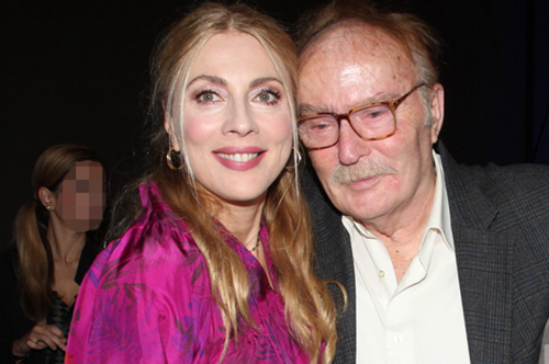 Σμαράγδα Καρύδη: Το ασπρόμαυρο κλικ με τον πατέρα της στην είσοδο του δημοτικού σχολείου όπου φοίτησε