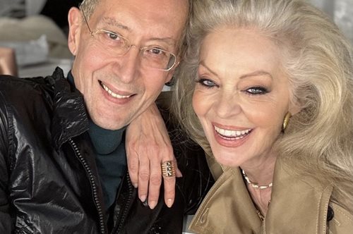 Η 73χρονη Μαρία Αλιφέρη αγκαλιά με τον αγαπημένο της make up artist Αχιλλέα Χαρίτο