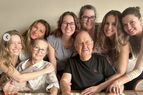 H Ζιζέλ φωτογραφίζεται με τις 5 αδερφές της και τους γονείς της