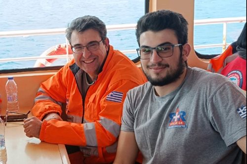 Πατέρας και γιος επιχείρησαν μαζί στα χαλάσματα των φονικών σεισμών στην Τουρκία