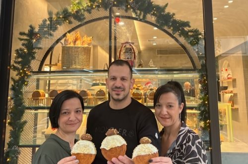 Θεσσαλονίκη: Εφευρέθηκε το σάντουιτς με διπλό μελομακάρονο- ένα μέσα, ένα έξω