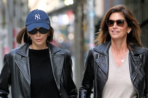 Η Σίντι Κρόφορντ και η ολόιδια κόρη της Κάια, στην παρουσίαση βιβλίου του Έντουαρντ Έννινφουλ