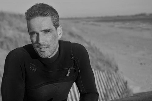 Ο σέρφερ από το Νιούπορτ που βοηθά τους ανθρώπους να αντιμετωπίσουν το πένθος τους