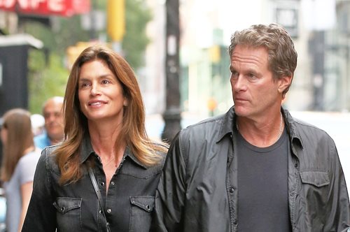 Η Σίντι Κρόφορντ έγινε 55 και ο σύζυγός της, Ραντ Γκέρμπερ, της χάρισε το πιο όμορφο δώρο