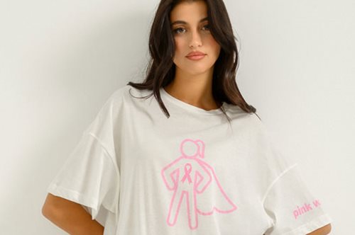 Πρόληψη κατά του καρκίνου του μαστού: Ένα exclusive t-shirt για τις γυναίκες-ηρωίδες