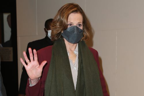 Η Σιγκούρνι Γουίβερ μας δείχνει πως τα sneakers φοριούνται σε κάθε ηλικία