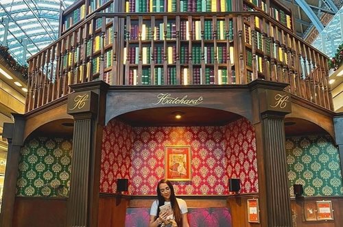 Λονδίνο: Το ανατρεπτικό χριστουγεννιάτικο δέντρο που είναι παράλληλα και βιβλιοθήκη