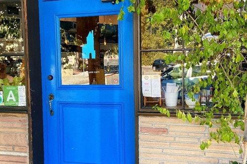 Πώς ένας στίχος του Χάρι Στάιλς προκάλεσε την αναγέννηση του Beachwood Cafe στο Λος Άντζελες!