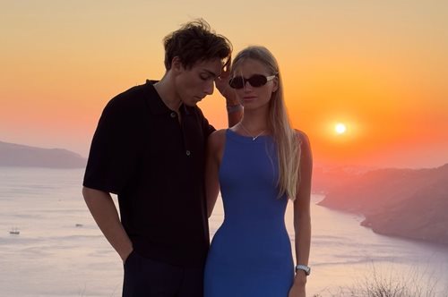 Αρμάντ Ντουπλάντις: Συνεχίζει τις διακοπές του με τη σύντροφό του στη Σαντορίνη