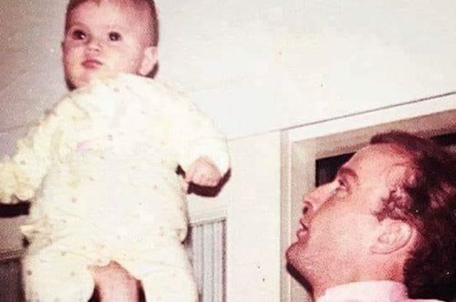 Αναγνωρίζετε το μωράκι της φωτογραφίας; Είναι Ελληνίδα ηθοποιός που λατρεύει την υποκριτική από τα 10 της χρόνια