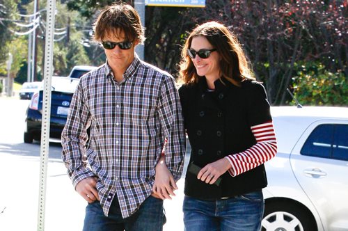 Τζούλια Ρόμπερτς-Ντάνι Μόντερ: Γιορτάζουν 22 χρόνια γάμου  με ένα καυτό φιλί