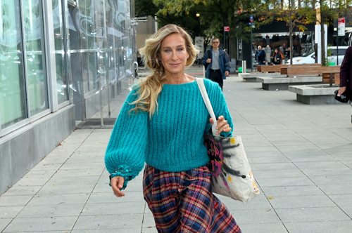 And Just Like That: Ένα ακόμη ανατρεπτικό look από τη Σάρα Τζέσικα Πάρκερ στα γυρίσματα της σειράς