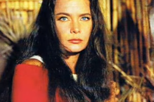 Όταν η Τζένη Καρέζη είχε κατερρεύσει μετά τον θάνατο του πρώτου της έρωτα - Η φωτογραφία όπου την κοιτά τρυφερά