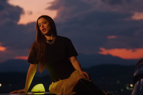 Zari: Αναλύουμε το styling της Μαρίνας Σάττι που σχολιάζει όλο το ίντερνετ - Τα ιδιαίτερα κομμάτια που έχουν ειδικό συμβολισμό