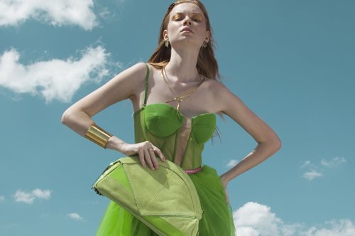 Ο ασύμμετρος φάκελος της Georgina Skalidi έγινε το σήμα κατατεθέν του brand της