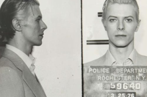 Σε δημοπρασία η φωτογραφία του Ντέιβιντ Μπόουι από την κράτησή του σε αστυνομικό τμήμα