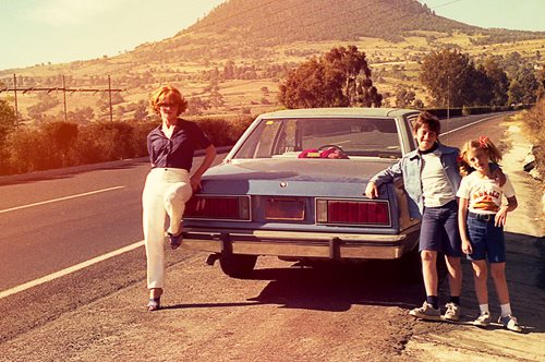 Γυναίκες υπεύθυνες για όλα: Πώς καταφέραμε να αναλάβουμε ΚΑΙ τη διασκέδαση της οικογένειας;