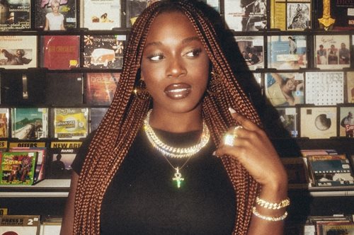 AYEZI: Η Μαρίνα Κόρακα έχει στολίσει με τα κοσμήματά της μερικούς από τους πιο επιδραστικούς Έλληνες καλλιτέχνες