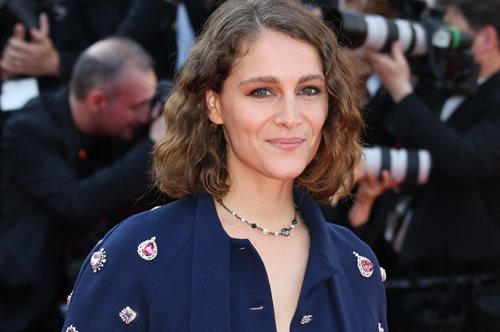 Αριάν Λαμπέντ: Η ανεπιτήδευτα κομψή σύζυγος του Γιώργου Λάνθιμου έλαμψε στις Κάννες με Chanel