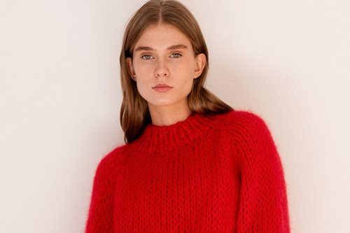 Plexida Knitwear: Η Αλεξάνδρα Κουζιάκη, δημιουργεί βιώσιμα πλεκτά που υμνούν την ήσυχη πολυτέλεια