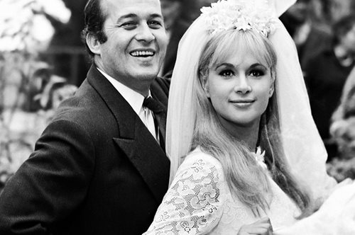 Αλίκη Βουγιουκλάκη & Δημήτρης Παπαμιχαήλ: Το εντυπωσιακό Givenchy νυφικό και ο γάμος που δεν κατάφερε να μείνει μυστικός