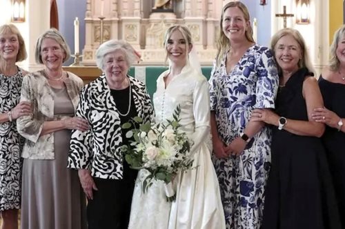 Ένα νυφικό, οκτώ νύφες! Εδώ και 72 χρόνια οι γυναίκες της οικογένειας μοιράζονται το ίδιο φόρεμα