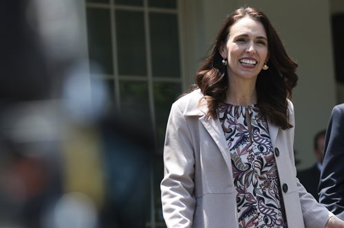 Τζασίντα Άρντερν: Μια αυθεντική πολιτικός αποχωρεί αποδεικνύοντας μέχρι τέλους ότι η παγκόσμια προσοχή της ανήκει