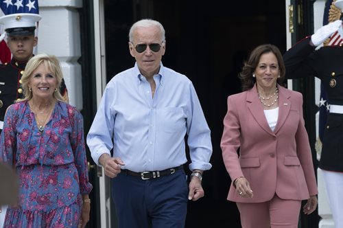 Το awkward φιλί στο στόμα της Τζιλ Μπάιντεν με τον σύζυγο της Κάμαλα Χάρις που 