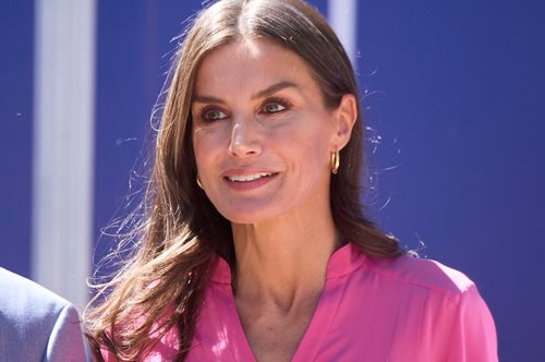 Το καλοκαιρινό office look της βασίλισσας Λετίσια με εμπριμέ φούστα από τη Zara